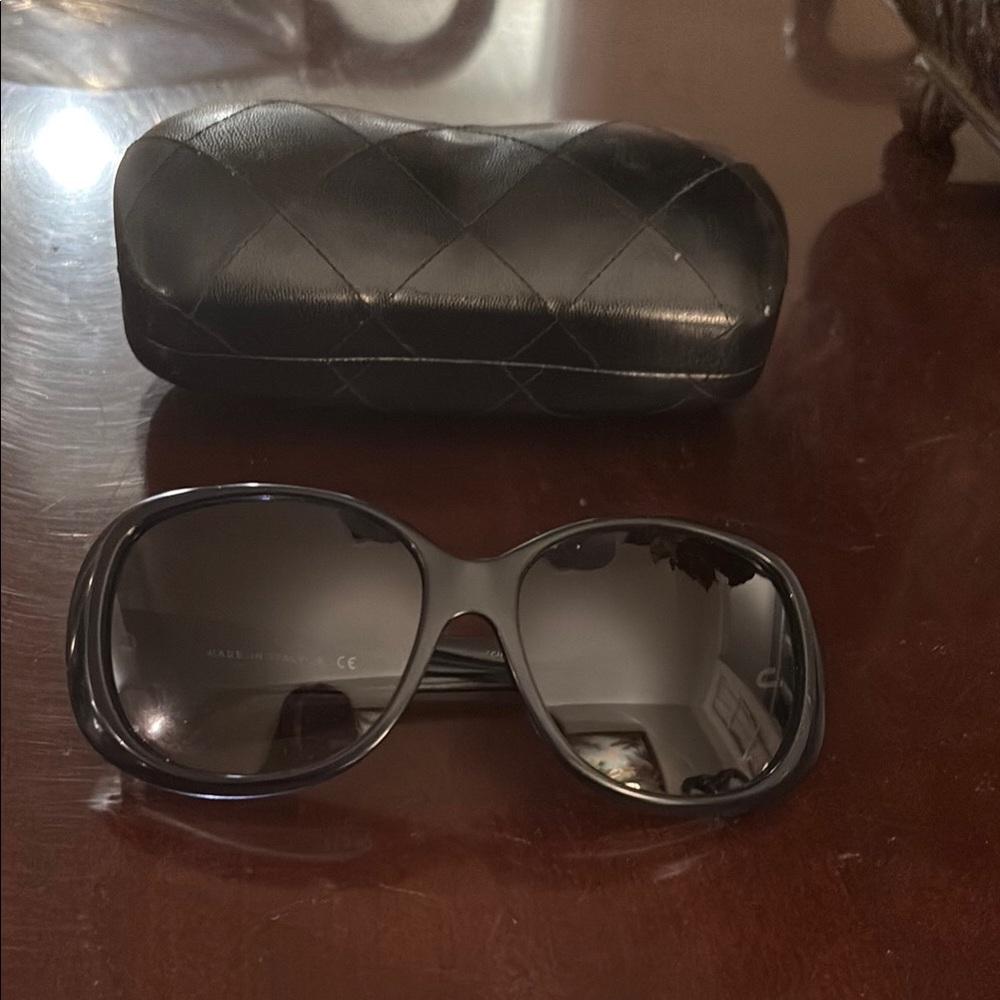 Special edition CHANEL Sunglasses & Quilted Case great condition Camellia 5248